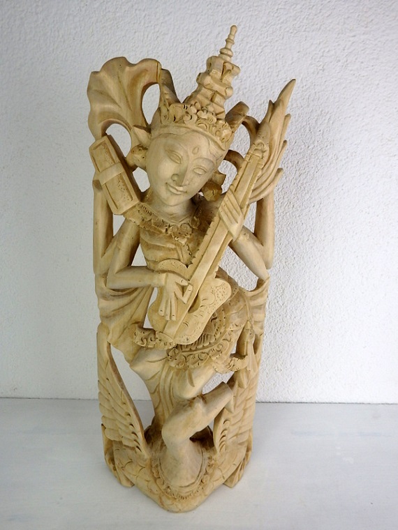 Soška SARASWATI, hnědá natural ,tropické dřevo, ruční práce,