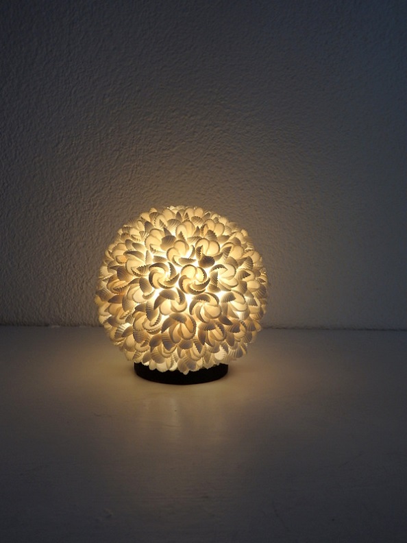 Stolní lampa bílá, koule z pravých mušlí