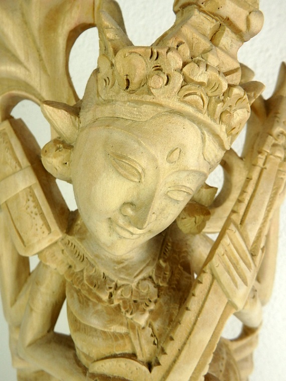 Soška SARASWATI, hnědá natural ,tropické dřevo, ruční práce,