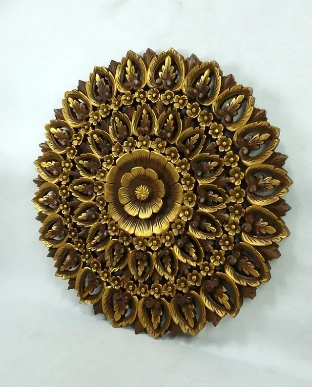 Závěsná dekorace Mandala ELANOR zlatá, teakové dřevo, 90 cm