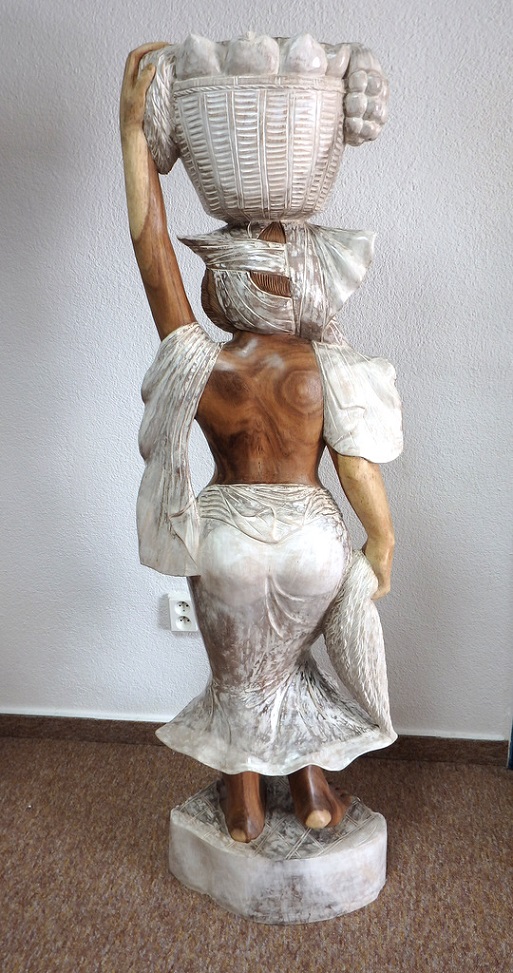 Socha Žena s košíkem, dřevo, ruční práce, 150 cm