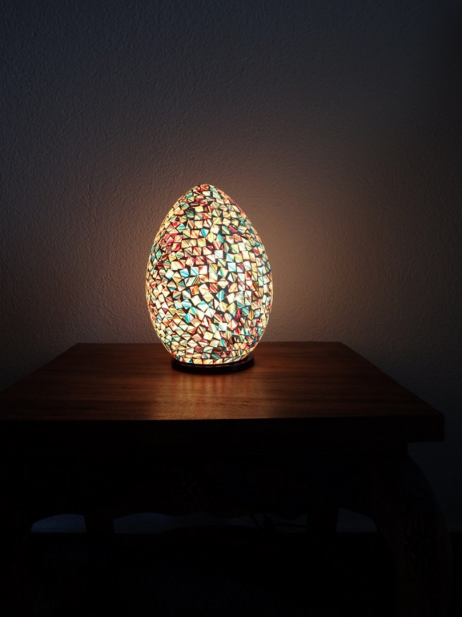 Stolní lampa barevná/zlatá EGG, 30 cm, mozaika,ruční práce