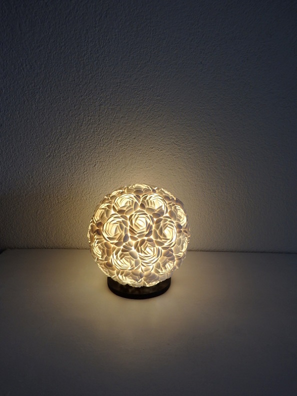 Stolní lampa bílá, koule z pravých mušlí, ruční práce