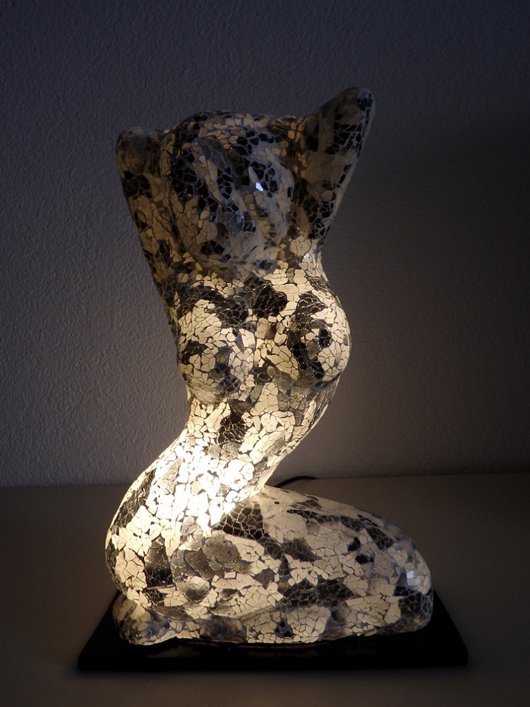 Stolní lampa Sedící žena,45 cm, ruční práce