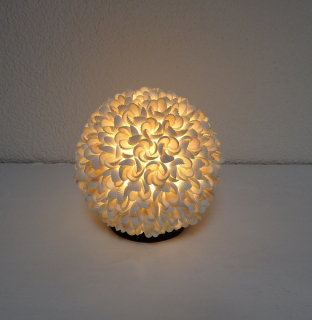 Stolní lampa bílá, koule z pravých mušlí