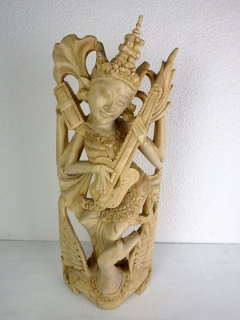 Soška SARASWATI, hnědá natural ,tropické dřevo, ruční práce,